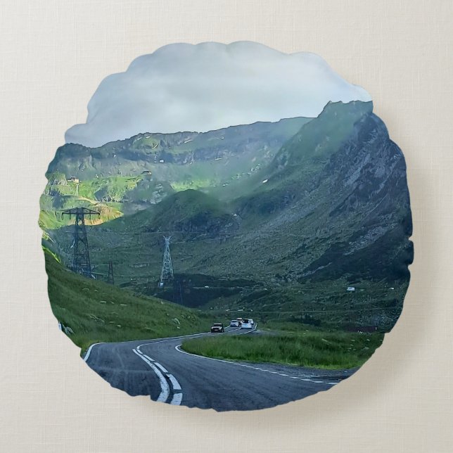 Transfagarasan-vägen – Karpatisk Bergtryck Rund Kudde (Framsidan)