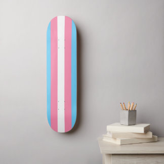 Transflagga på skateboard