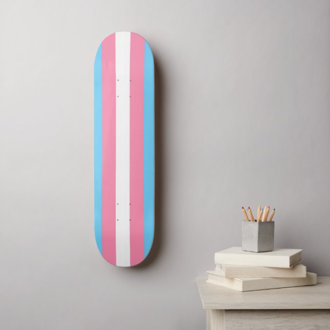 Transflagga på skateboard (Väggkonst)