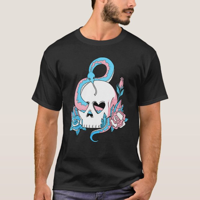 Transgender Pride Trans Flag Skull Snakes Roses Su T Shirt (Framsida)
