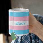 Transgender Rainbow Anpassningsbar Kaffemugg<br><div class="desc">Transgenbuera regnbåge mugg som kan anpassas med ditt namn eller annan text. Stödja dina vänner med den här söta presenten som innehåller färg för baby blue,  rosa och vit transgender. Anpassa den här söten till HBT-högkvarteret.</div>