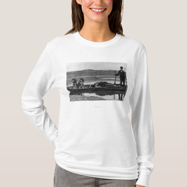 Trapper i kanot med skinn och hundar Alaska Tee Shirt (Framsida)
