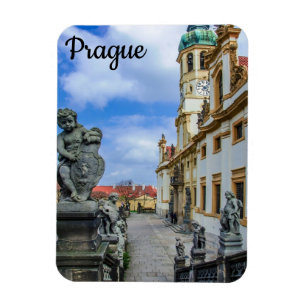 Trappor med sten änglar i Loreto Prag-kyrkan Magnet