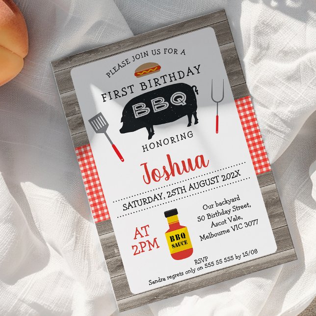 Trärött inlagd Gris BBQ 1:a födelsedagsinbjudan Inbjudningar (Red gingham and wood BBQ first birthday invitation featuring a pig silhouette and cooking utensils. )