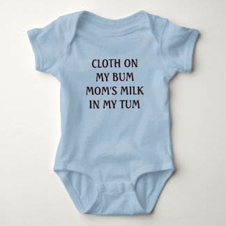 TRASA PÅ MIN DÅLIGA MAMMA MJÖLK I MIN TUM TEE SHIRT