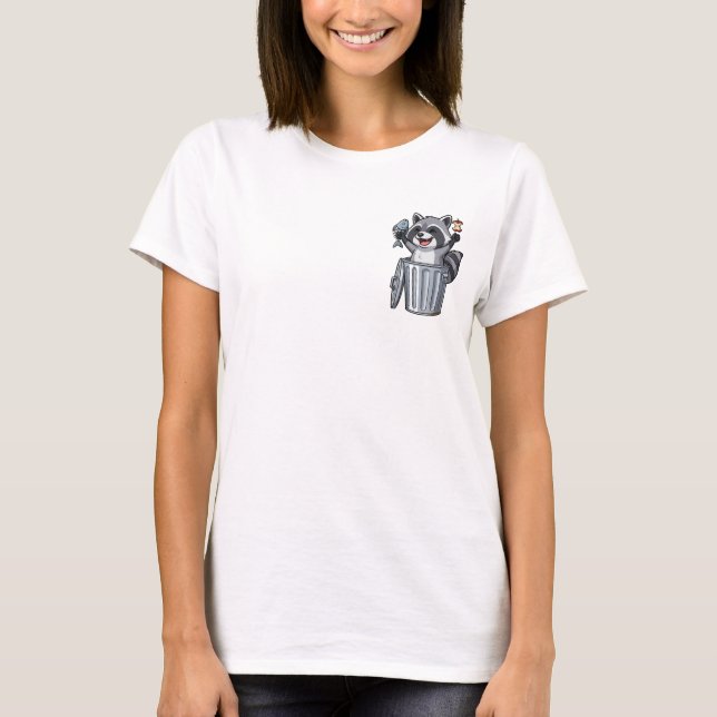 Trash Treasure Triumph – Cheerful Raccoon Cartoon T Shirt (Framsida)