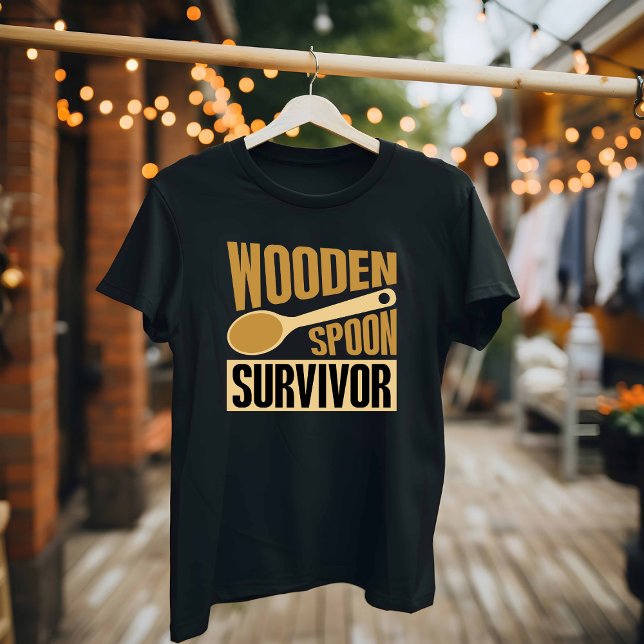 Träsked Överlevare - Rolig Köksdesign T Shirt (Skapare uppladdad)