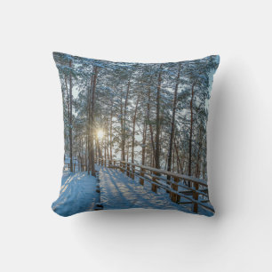 Träskog väg över snöskog kudde