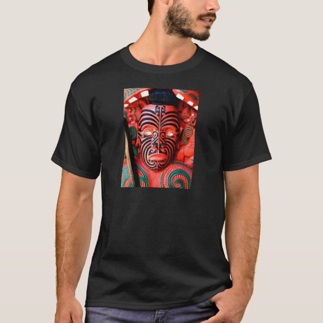 Träsnida av en Maori krigare som är nyazeeländskt Tee Shirt (Framsida)