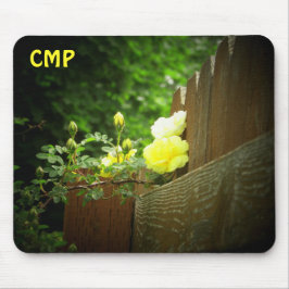 Trästängsel och Gul ros Hedge din Initialer Musmatta