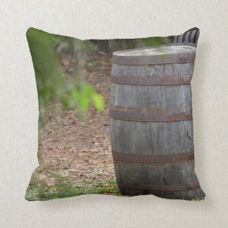 trätrumma som är höger med den lämnade gröna kudde