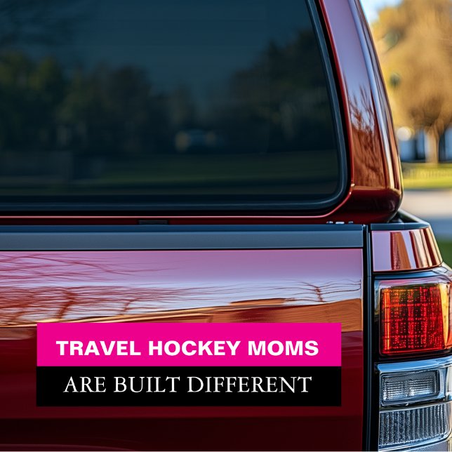 Travel Hockey Mammor Byggs Olika Bildekal (Travel Hockey Moms are Built Different Bumper Sticker)