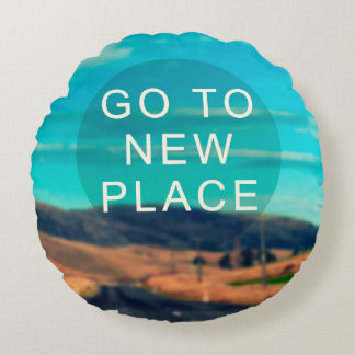 Travel inspiration quote - Go to new place. Retro  Rund Kudde