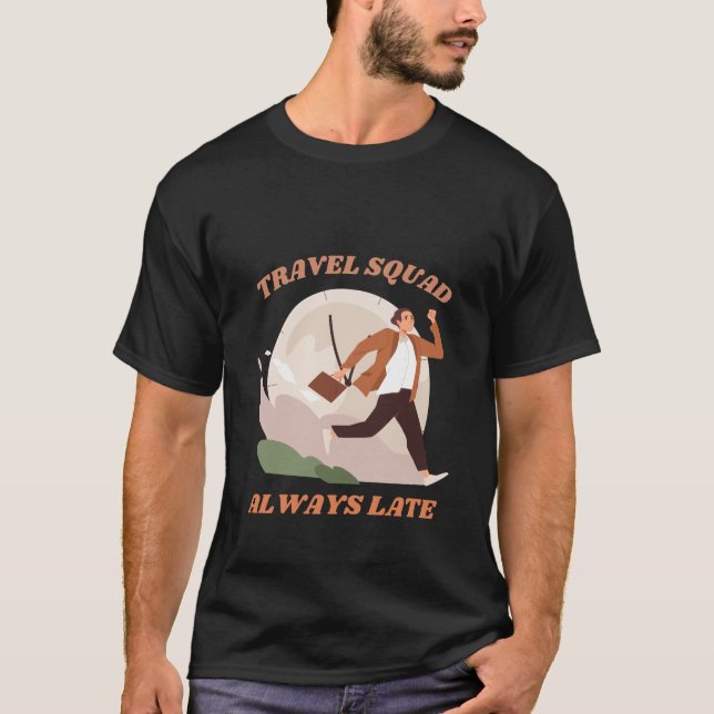 Travel Squad Alltid Late Late Funny Sarcasm T Shirt (Framsida)