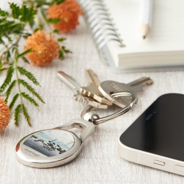 travelog_3 metall ovalt silverfärgad nyckelring (Sidan)