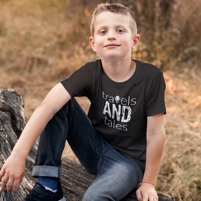 Travels and Tales [vit Logotyp] Kids T-Shirt (Skapare uppladdad)