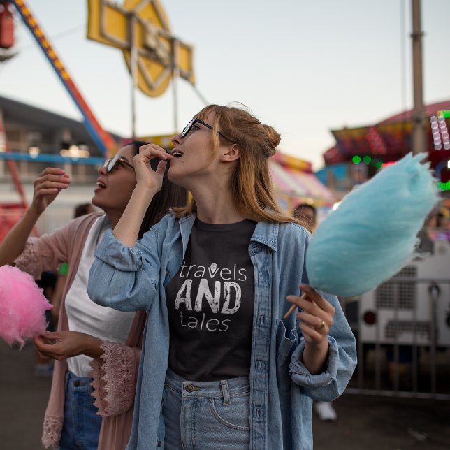 Travels and Tales [vit Logotyp] Kvinnors T-Shirt (Skapare uppladdad)