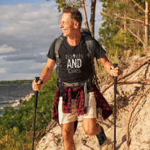 Travels and Tales [vit Logotyp] Manar-Shirt