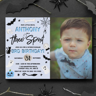 Tre andetag! Boys Halloween 3:e födelsedagsfoto Inbjudningar