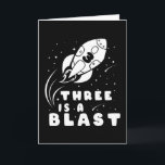 TRE ÄR EN BLAST 3:e födelsedagspojke 3 år gammal Kort<br><div class="desc">Tredje födelsedagen är ett 3-årigt barn. För son,  brorson,  barnbarn och småbarn! En födelsedagsfest på rymden,  treårsskjorta,  treårsdagspresent,  treåring eller 3-årsdagspresent!</div>