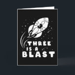 TRE ÄR EN BLAST 3:e födelsedagspojke 3 år gammal Kort<br><div class="desc">Tredje födelsedagen är ett 3-årigt barn. För son,  brorson,  barnbarn och småbarn! En födelsedagsfest på rymden,  treårsskjorta,  treårsdagspresent,  treåring eller 3-årsdagspresent!</div>