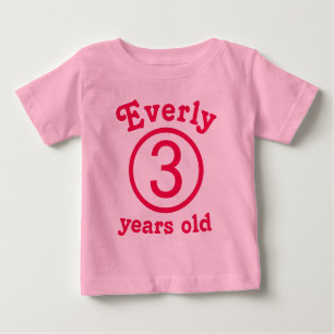 Tre år gammal personlig rosa tee shirt