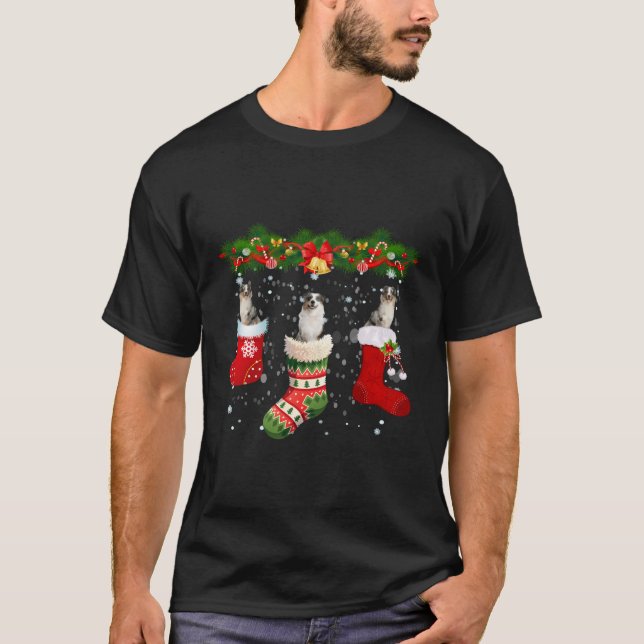 Tre Aussie Hund i Sock jul Santa Hat Julafton T Shirt (Framsida)