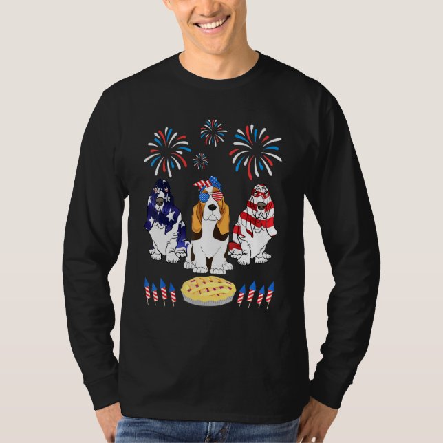 Tre Basset Hound Hundar Dance US Flagga Fireworks  T Shirt (Framsida)