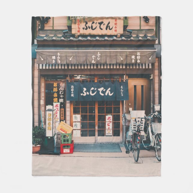 TRE BIKLAR PARKERADE FRAMFÖR BYGGNAD FLEECEFILT (Framsidan)