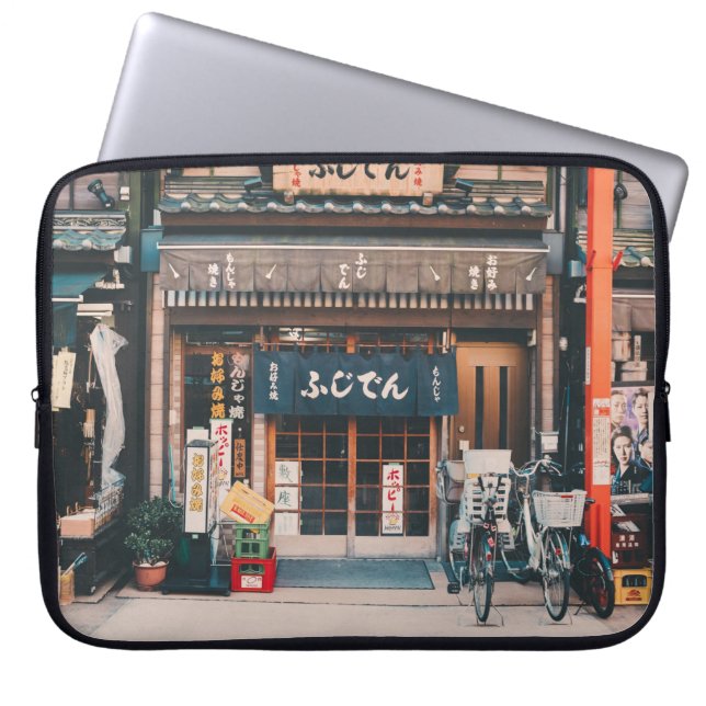 TRE BIKLAR PARKERADE FRAMFÖR BYGGNAD LAPTOP FODRAL (Framsidan)