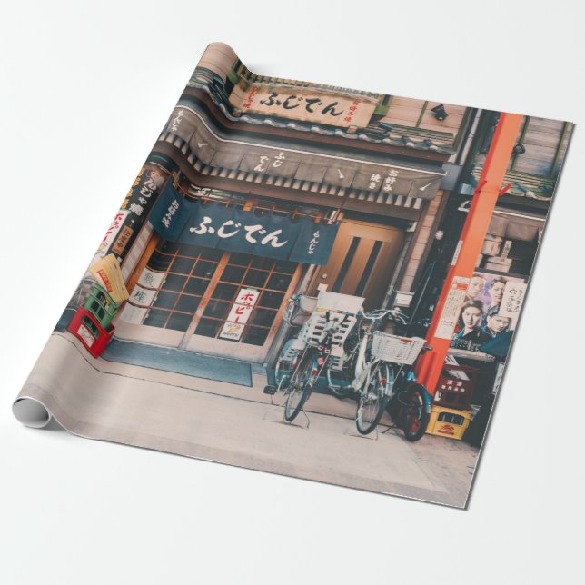 TRE BIKLAR PARKERADE FRAMFÖR BYGGNAD PRESENTPAPPER (Utrullad)