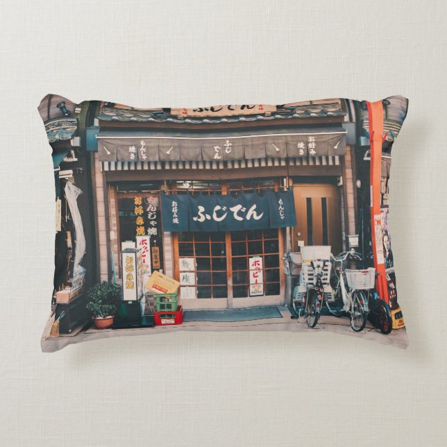 TRE BIKLAR PARKERADE FRAMFÖR BYGGNAD PRYDNADSKUDDE (Framsidan)