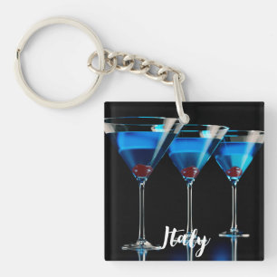 Tre blå cocktails med körsbär på svart