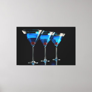Tre blå cocktails med körsbär på svart canvastryck