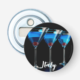 Tre blå cocktails med körsbär på svart flasköppnare