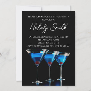 Tre blå cocktails med körsbär på svart inbjudningar