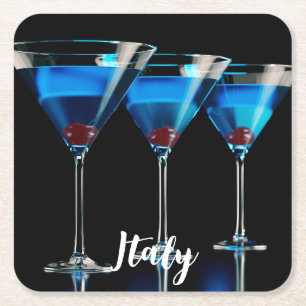 Tre blå cocktails med körsbär på svart underlägg papper kvadrat
