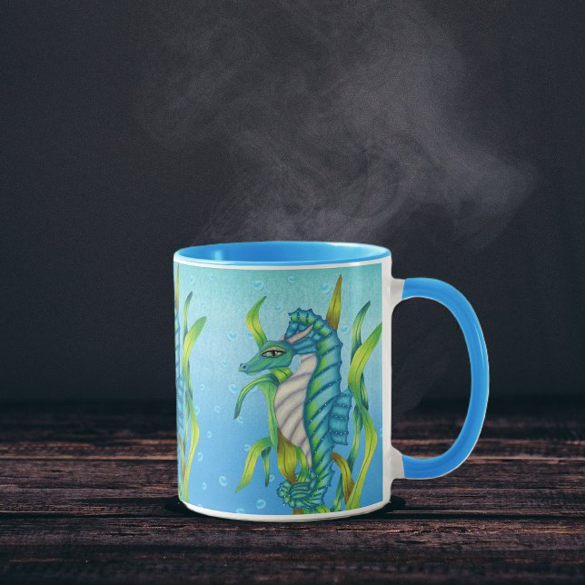 Tre blåa Grönt Seahorse Dragons Sjögräs Vatten Mugg (Fantasy seahorse dragon in blue green in seaweed water bubbles on coffee or tea mug.)