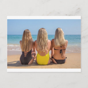 Tre blonda dutch-flickor sitter på stranden.JPG Vykort