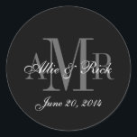 Tre Brev monogram-favoritetiketter för Namn Runt Klistermärke<br><div class="desc">Svart Monogram Namn och Onsdag - Förstärkt märkning av Elke Clarke ©2010 Anpassa med brev,  namn,  bröllop och bröllop färg.</div>