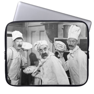 Tre chefer som håller paj för en strid i kitche laptop fodral