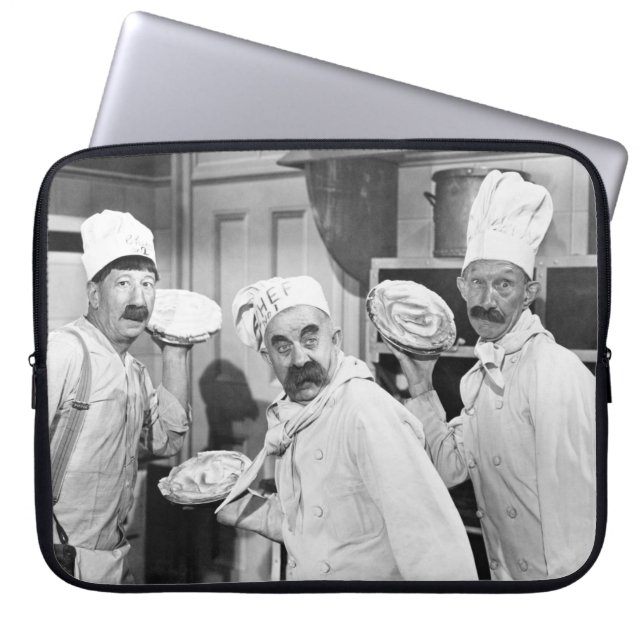 Tre chefer som håller paj för en strid i kitche laptop fodral (Framsidan)