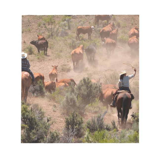 Tre cowboys och cowboys som kör nötkreatur anteckningsblock (Framsida)