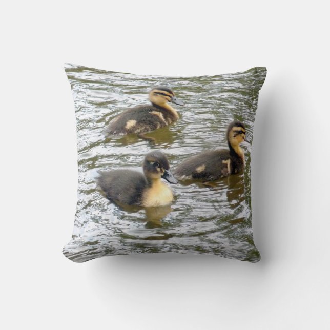 Tre Cute Ducklings Swimming Kudde (Framsida)