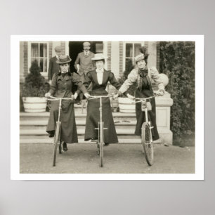 Tre cykelkvinnor, tidigt 1900-talet (b/w bild) poster