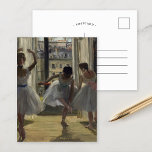 Tre dansare | Edgar Degas-vykort Vykort<br><div class="desc">Danseuses Dans Une Salle D’exercice, Trois Danseuses (1873), eller Three Dancers in an Exercise Room, av Fransk impressionist artist Edgar Degas. Degas är berömd för hans pastellpastellprogram teckning och oljemålningar. Han var mästare i att skildra rörelse, vilket framgår av hans många verk av balettdansare. Använda verktygen för att lägga till...</div>