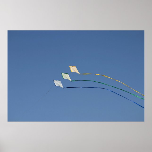 Tre drakar under blå himmel på morgonen poster (Framsidan)