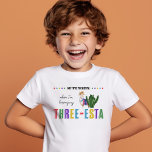 Tre Esta-färgade 3:e födelsedagspojken eller flick T Shirt<br><div class="desc">Tröja på 3:e födelsedag med "Ingen tid till Siesta när jag har min treesta" på framsidan och den 3-åriga pojken eller flickans namn på baksidan. Färgfull och roligt med mexikanska fiesta vibes, fet stil, cactus och gullet. Ta en titt på vår 3-Esta Fiesta 3:e födelsedagen Party-samling för att samordna inbjudningar...</div>