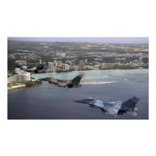 Tre F-16 Fighting Falcons flyger i bildningen Fototryck