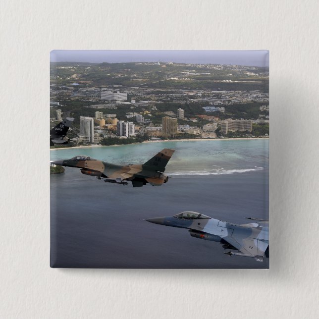 Tre F-16 Fighting Falcons flyger i bildningen Knapp (Framsida)